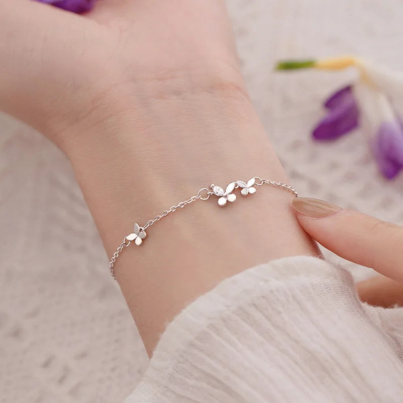 Pulseira Feminina em Prata 925 com Borboletas Cravejadas, Design Romântico e Ajustável para Datas Especiais