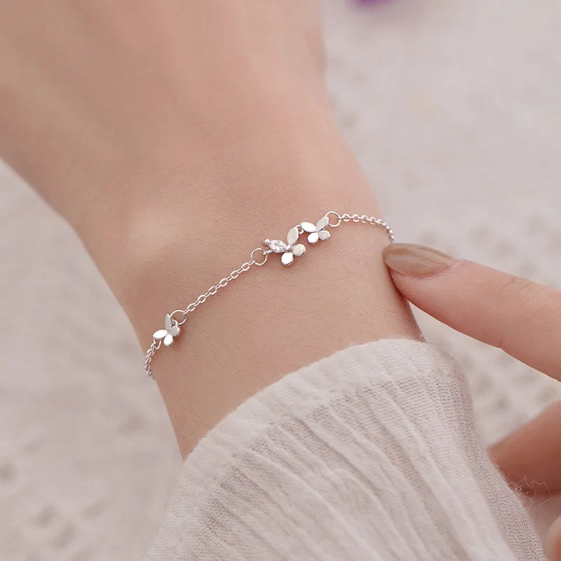 Pulseira Feminina em Prata 925 com Borboletas Cravejadas, Design Romântico e Ajustável para Datas Especiais