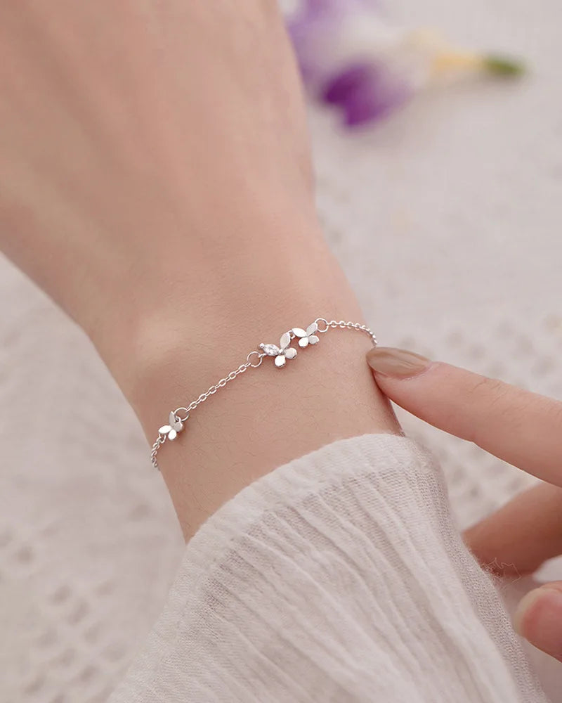 Pulseira Feminina em Prata 925 com Borboletas Cravejadas, Design Romântico e Ajustável para Datas Especiais