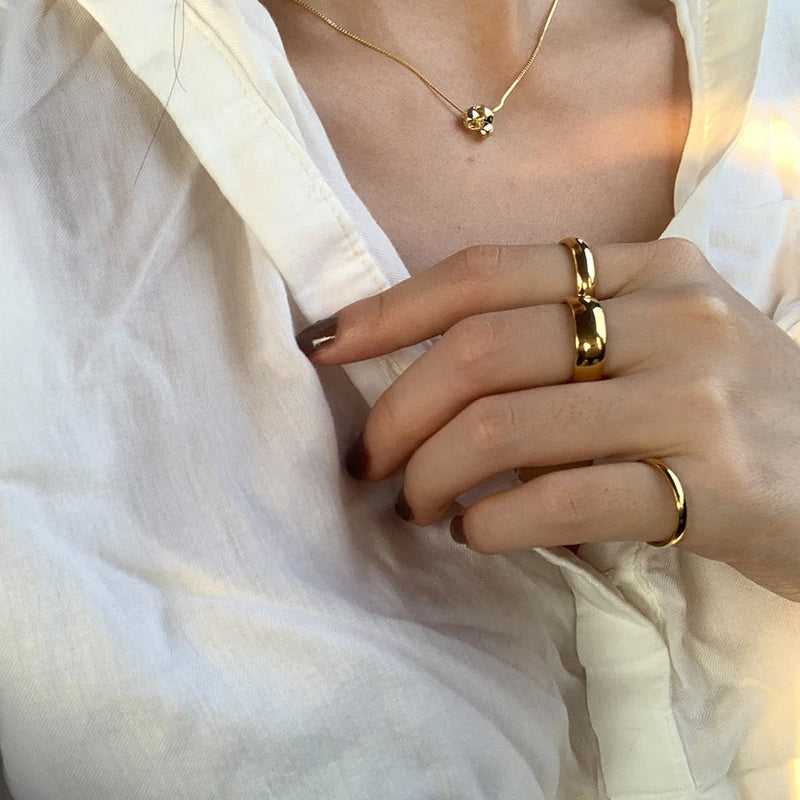 Anel Feminino em Aço Inoxidável Banhado a Ouro 18K, Modelos Minimalistas de 2mm a 6mm para Estilo Atemporal