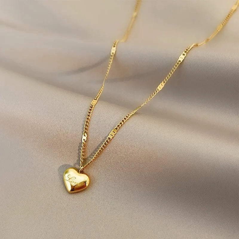 Colar Gargantilha com Corações Empilhados em Aço Inoxidável Dourado, Minimalismo e Elegância Feminina