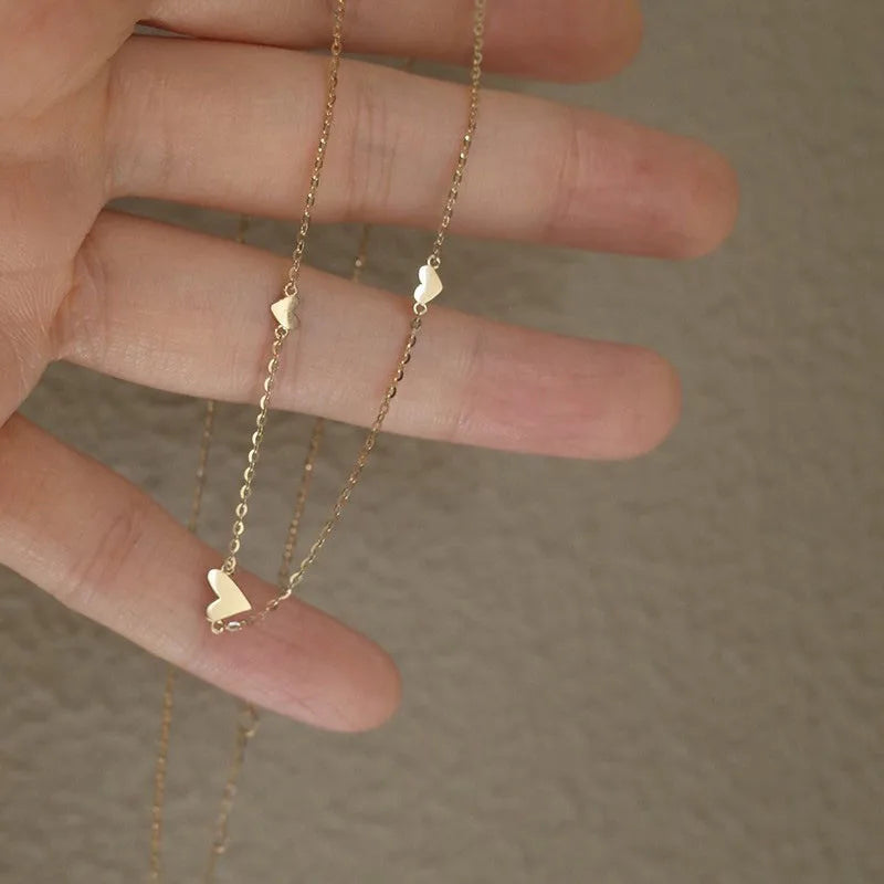 Colar Gargantilha com Corações Empilhados em Aço Inoxidável Dourado, Minimalismo e Elegância Feminina