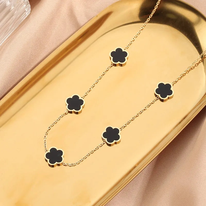 Conjunto Elegante com Colar, Brincos e Pulseira em Design de Trevo para Brilhar em Qualquer Ocasião