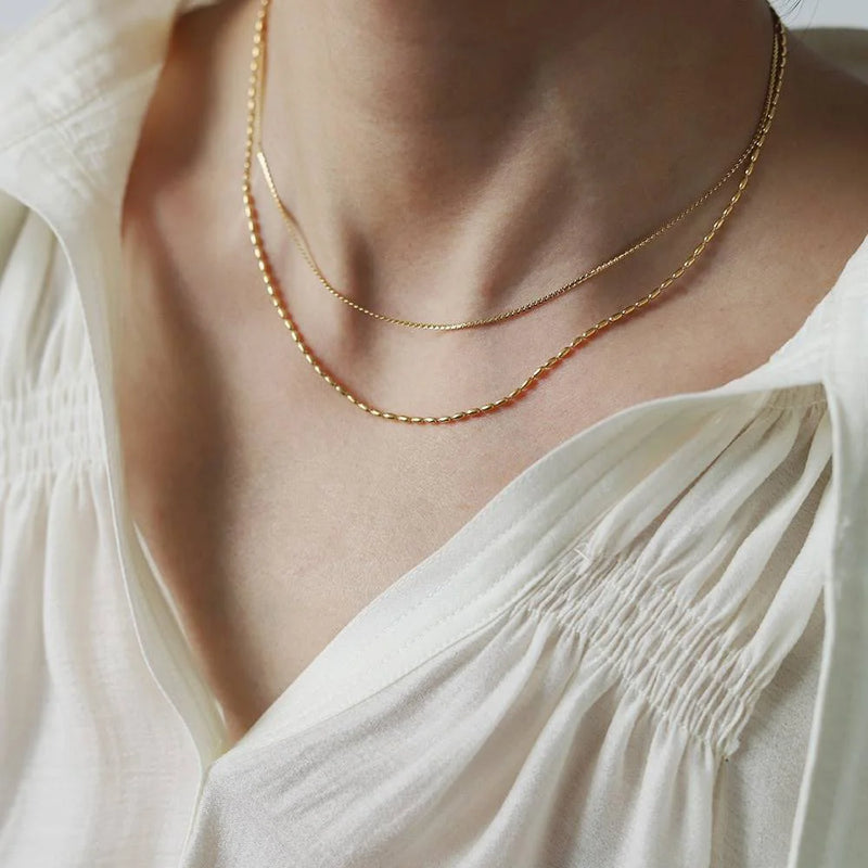 Colar Gargantilha com Corações Empilhados em Aço Inoxidável Dourado, Minimalismo e Elegância Feminina
