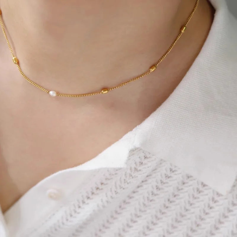 Colar Gargantilha com Corações Empilhados em Aço Inoxidável Dourado, Minimalismo e Elegância Feminina