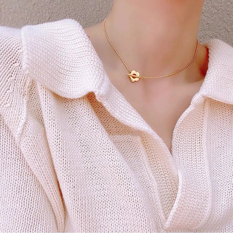 Colar Gargantilha com Corações Empilhados em Aço Inoxidável Dourado, Minimalismo e Elegância Feminina