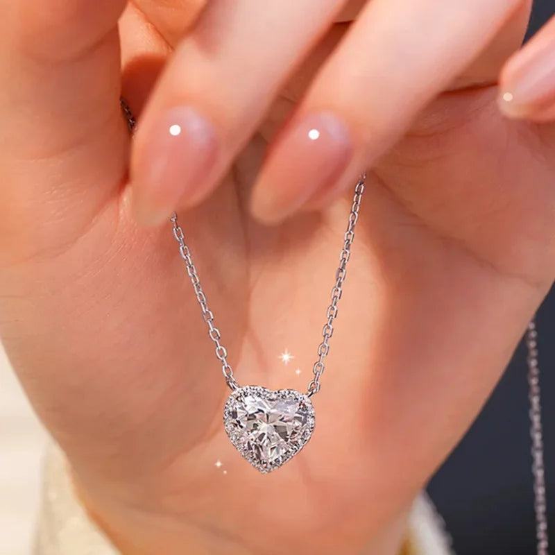 Colar Coroa em Prata 925 com Moissanite VVS1, Brilho Intenso e Luxo Atemporal