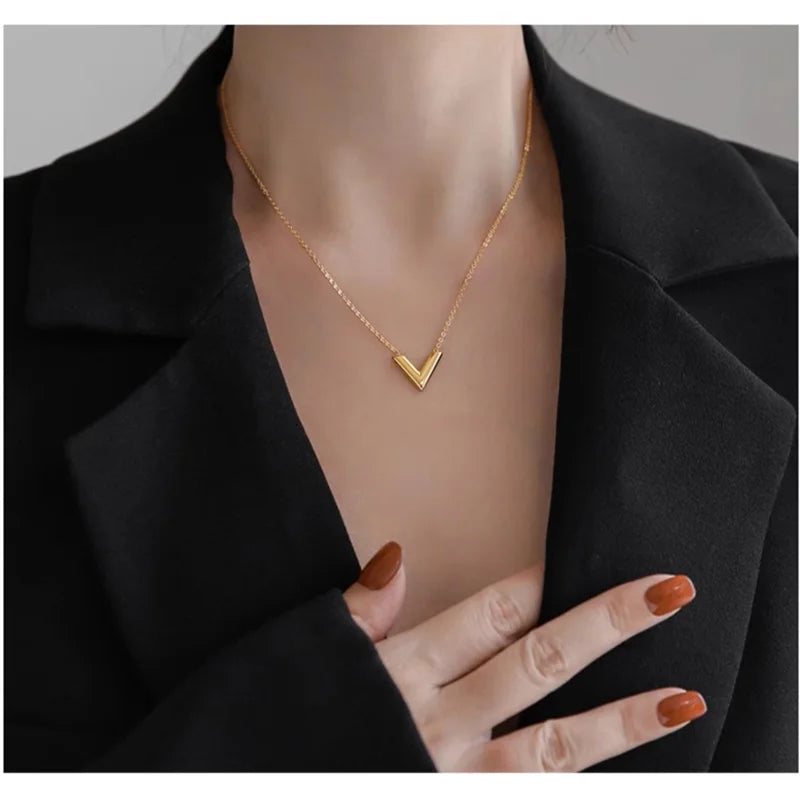 Colar Gargantilha com Corações Empilhados em Aço Inoxidável Dourado, Minimalismo e Elegância Feminina