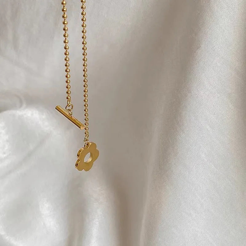 Colar Gargantilha com Corações Empilhados em Aço Inoxidável Dourado, Minimalismo e Elegância Feminina