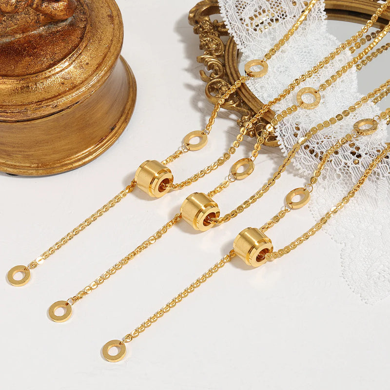 Colar Gargantilha com Corações Empilhados em Aço Inoxidável Dourado, Minimalismo e Elegância Feminina