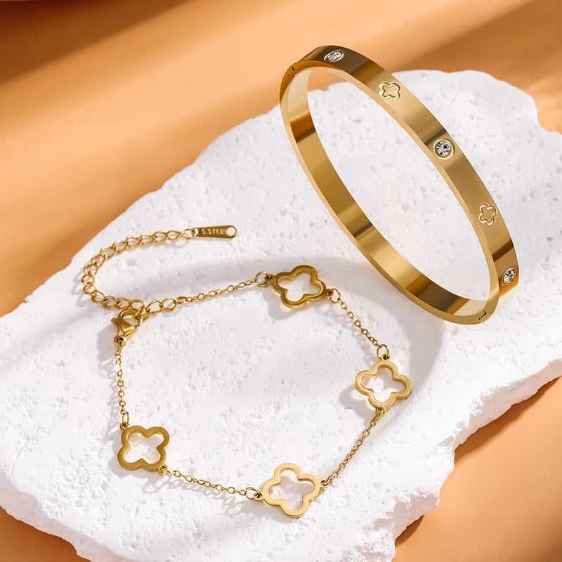 Conjunto com 2 Pulseiras Femininas em Aço Inoxidável Dourado, Design Lucky Clover com Detalhes em Cristal