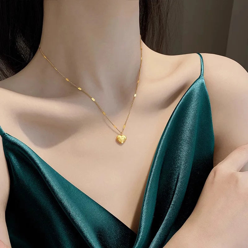 Colar Gargantilha com Corações Empilhados em Aço Inoxidável Dourado, Minimalismo e Elegância Feminina