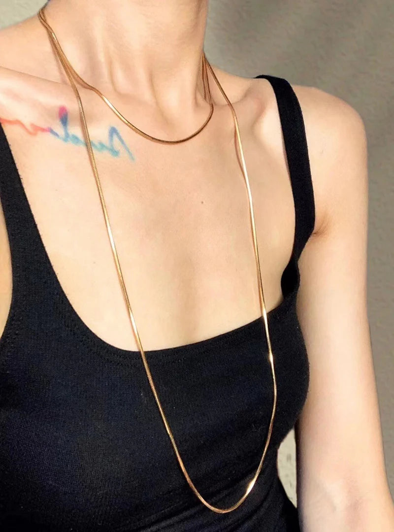 Colar Gargantilha com Corações Empilhados em Aço Inoxidável Dourado, Minimalismo e Elegância Feminina