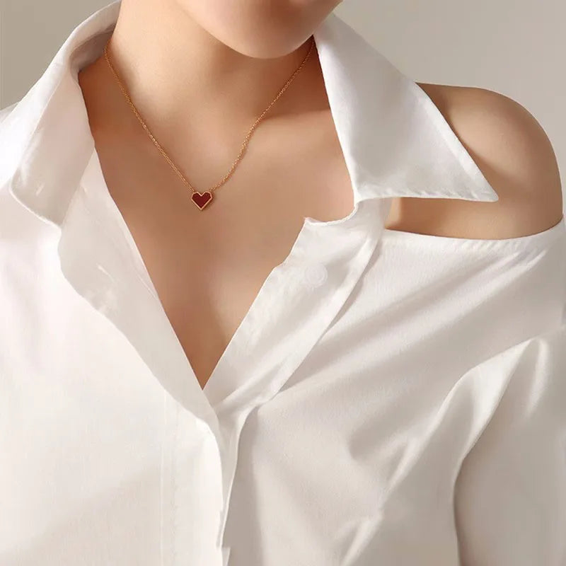 Colar Gargantilha com Corações Empilhados em Aço Inoxidável Dourado, Minimalismo e Elegância Feminina