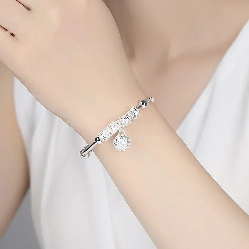 Pulseira Feminina de Charme com Pingentes, Design Boho Chic em Estilo Manguito com Sino Decorativo