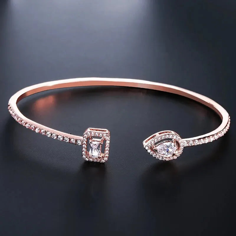 Pulseira Feminina de Luxo em Cobre Dourado com Zircônia Cúbica, Design Geométrico Sofisticado