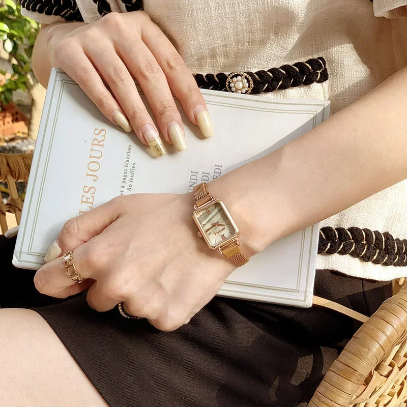 Relógio Feminino Retangular Luxo com Pulseira Magnética em Aço Inox, Mostrador Verde com Detalhes em Rosa Ouro