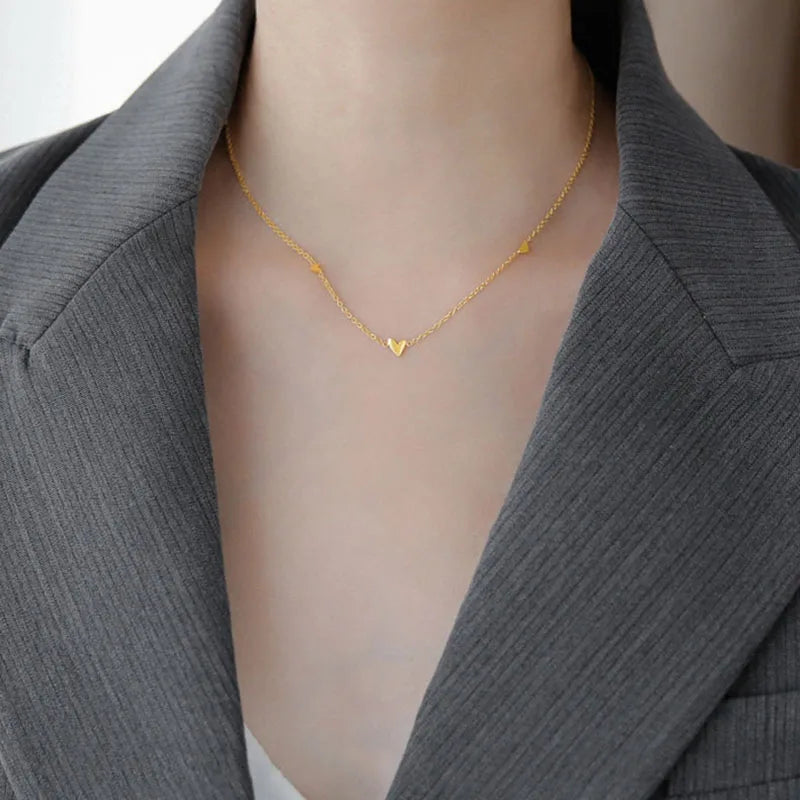Colar Gargantilha com Corações Empilhados em Aço Inoxidável Dourado, Minimalismo e Elegância Feminina