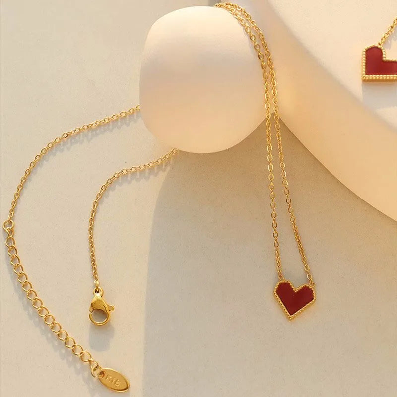 Colar Gargantilha com Corações Empilhados em Aço Inoxidável Dourado, Minimalismo e Elegância Feminina