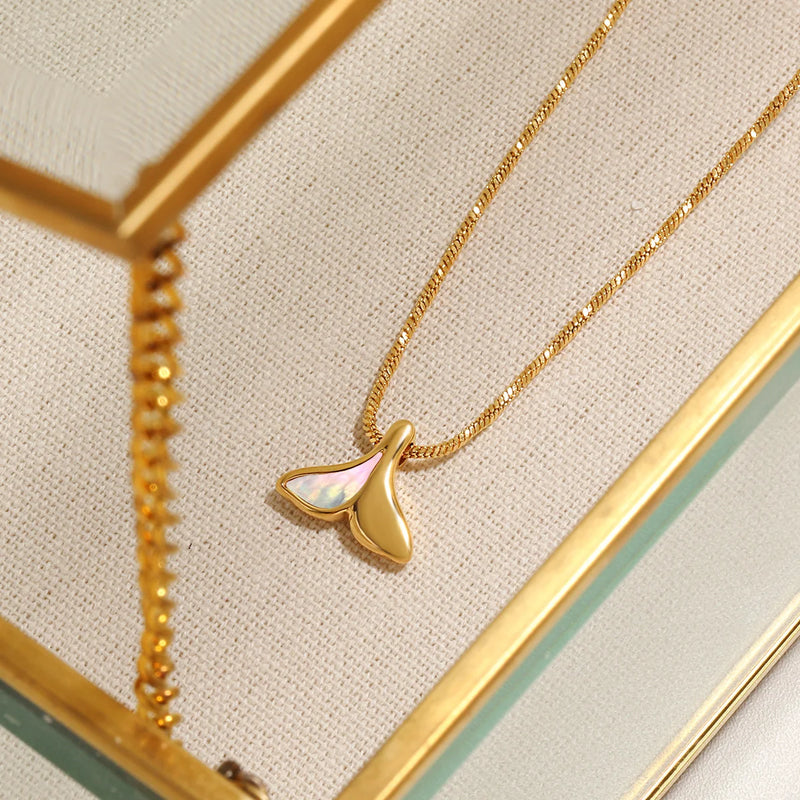 Colar Gargantilha com Corações Empilhados em Aço Inoxidável Dourado, Minimalismo e Elegância Feminina
