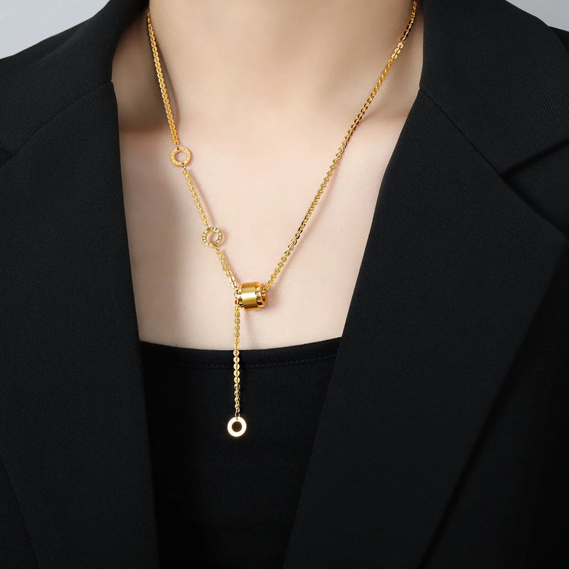 Colar Gargantilha com Corações Empilhados em Aço Inoxidável Dourado, Minimalismo e Elegância Feminina