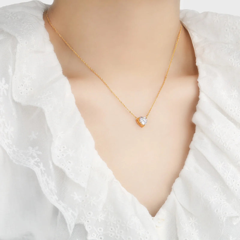 Colar Gargantilha com Corações Empilhados em Aço Inoxidável Dourado, Minimalismo e Elegância Feminina