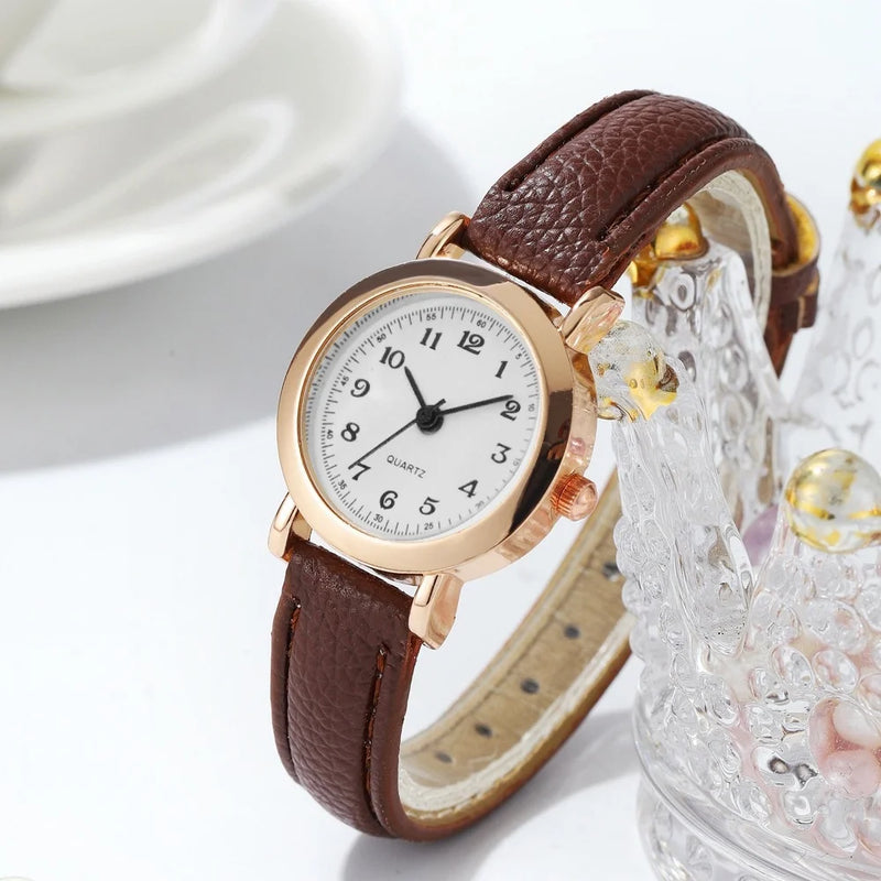 Relógio Feminino de Quartzo com Pulseira de Couro, Mostrador Pequeno com Algarismos Arábicos e Estilo Delicado