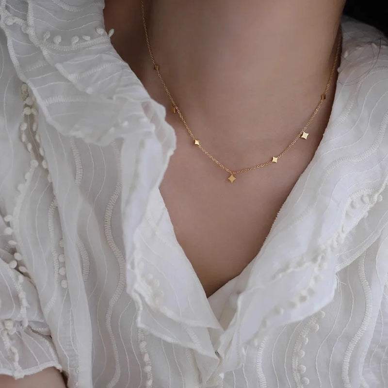 Colar Gargantilha com Corações Empilhados em Aço Inoxidável Dourado, Minimalismo e Elegância Feminina