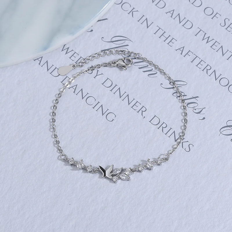 Pulseira Feminina em Prata 925 com Borboletas Cravejadas, Design Romântico e Ajustável para Datas Especiais