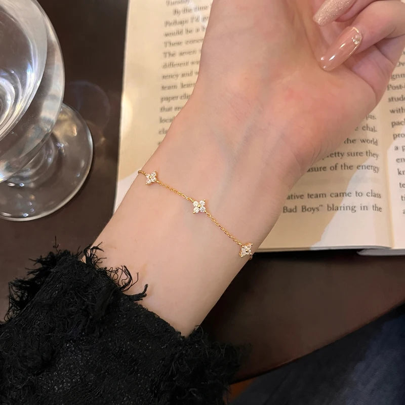 Colar Feminino em Aço Inoxidável com Pingente Trevo de Quatro Folhas, Elegância e Sorte em Uma Joia