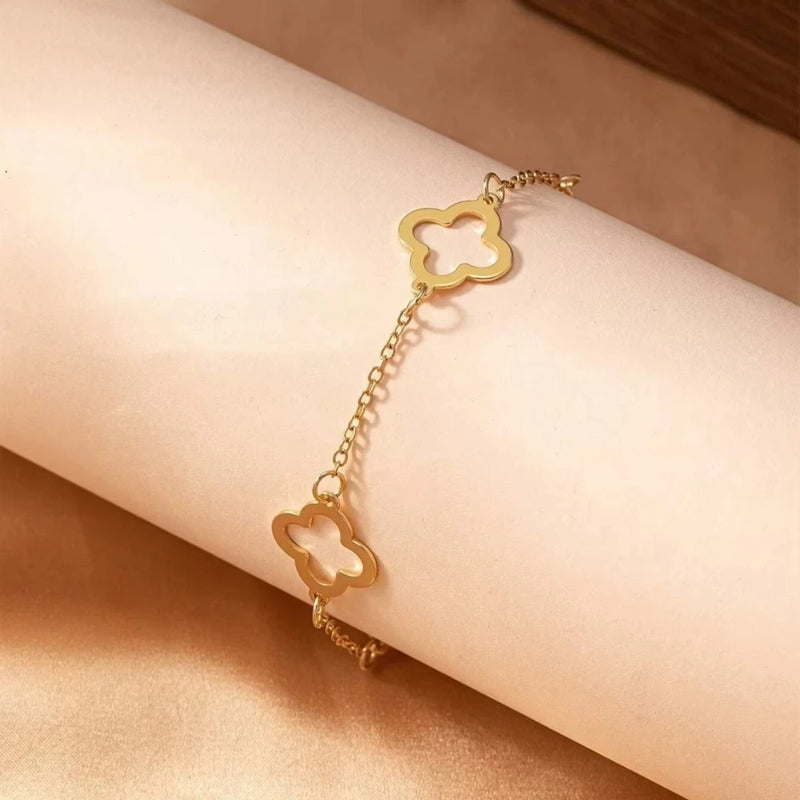 Conjunto com 2 Pulseiras Femininas em Aço Inoxidável Dourado, Design Lucky Clover com Detalhes em Cristal