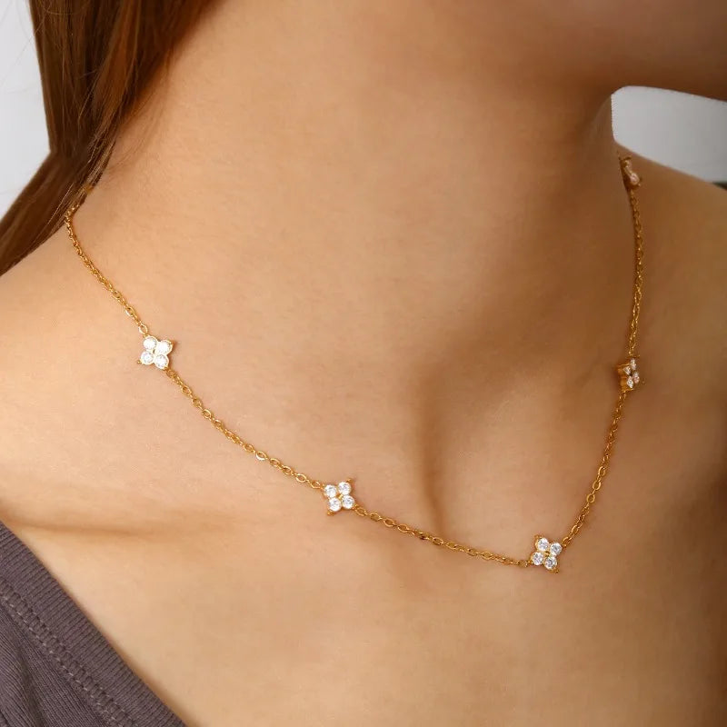 Colar Feminino em Aço Inoxidável com Pingente Trevo de Quatro Folhas, Elegância e Sorte em Uma Joia