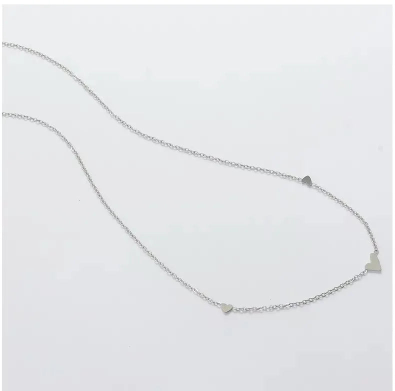 Colar Gargantilha com Corações Empilhados em Aço Inoxidável Dourado, Minimalismo e Elegância Feminina