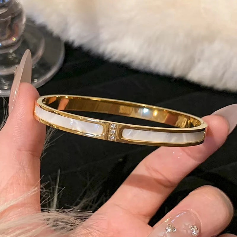 Pulseira Feminina em Aço Titânio com Detalhes de Zircônia, Estilo Clássico Moderno para Uso Diário