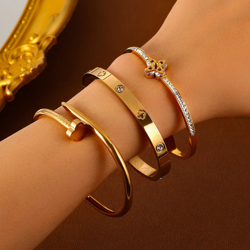 Conjunto com 2 Pulseiras Femininas em Aço Inoxidável Dourado, Design Lucky Clover com Detalhes em Cristal