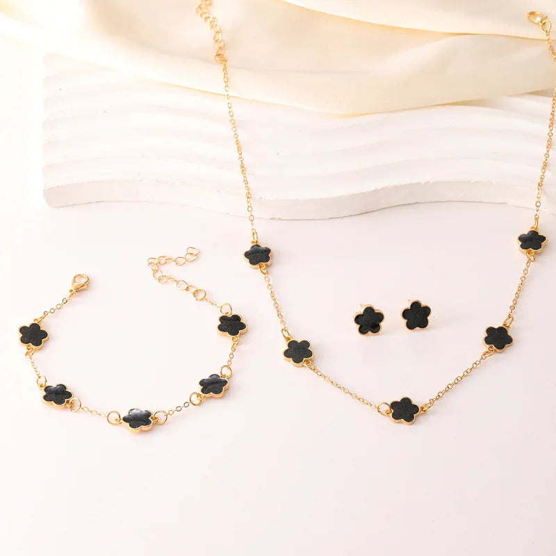 Conjunto Elegante com Colar, Brincos e Pulseira em Design de Trevo para Brilhar em Qualquer Ocasião