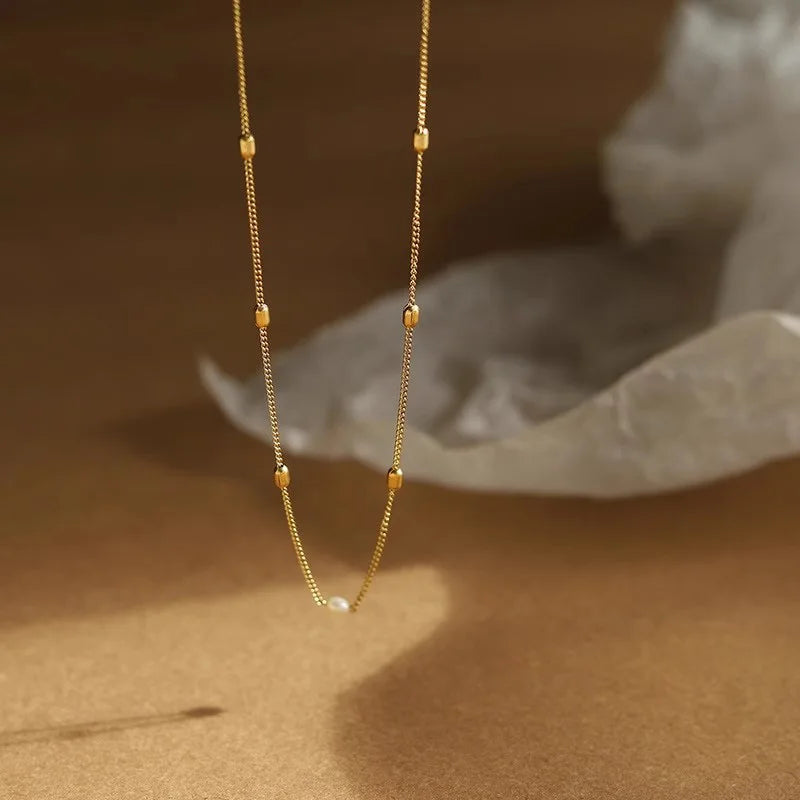 Colar Gargantilha com Corações Empilhados em Aço Inoxidável Dourado, Minimalismo e Elegância Feminina