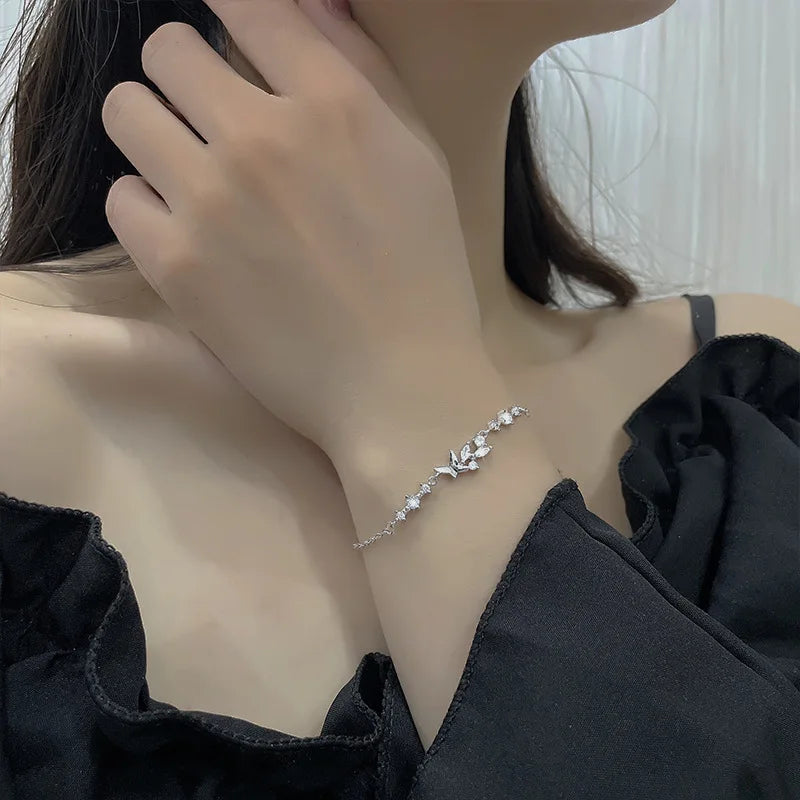 Pulseira Feminina em Prata 925 com Borboletas Cravejadas, Design Romântico e Ajustável para Datas Especiais