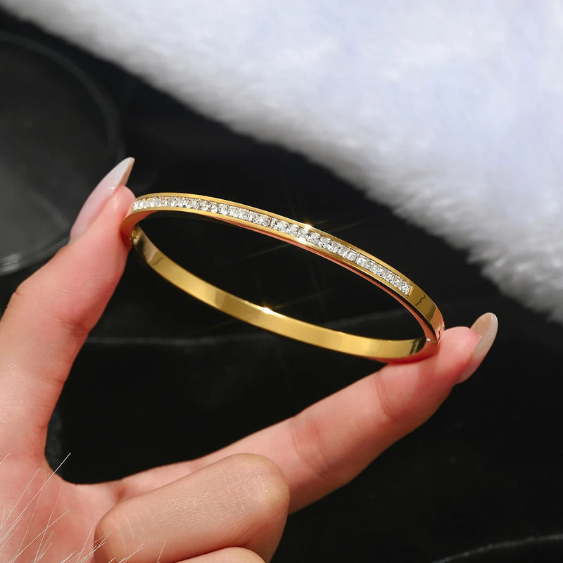 Pulseira Feminina Trevo de Quatro Folhas em Aço Inoxidável Dourado com Cristais, Estilo Clássico e Sofisticado