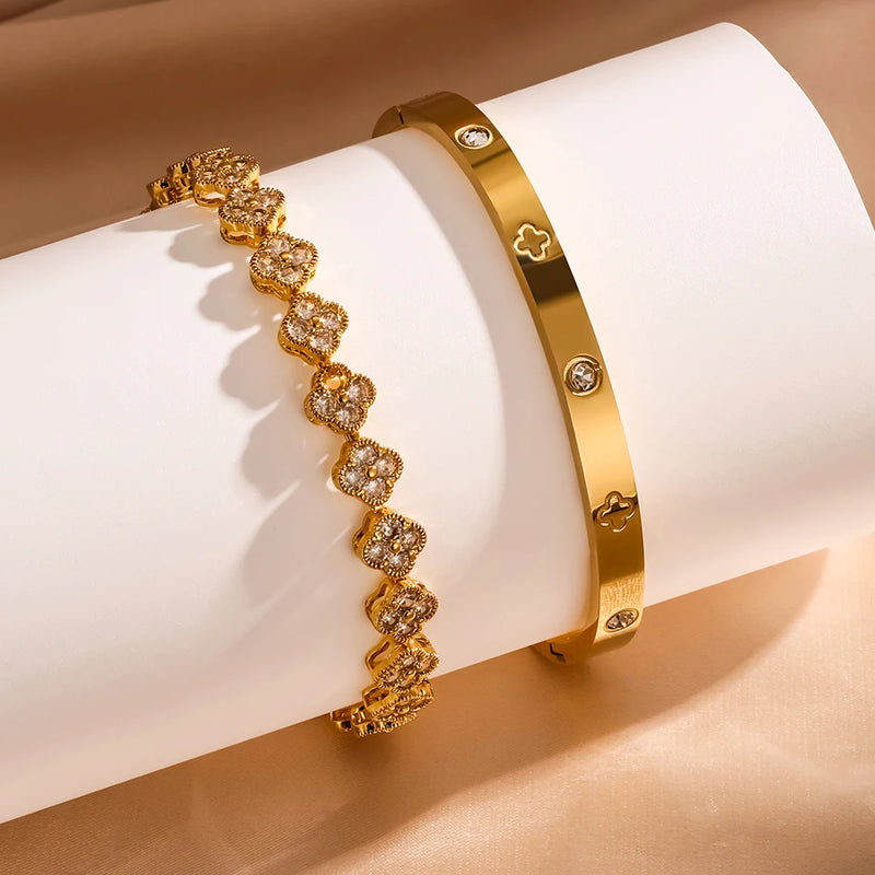 Conjunto com 2 Pulseiras Femininas em Aço Inoxidável Dourado, Design Lucky Clover com Detalhes em Cristal