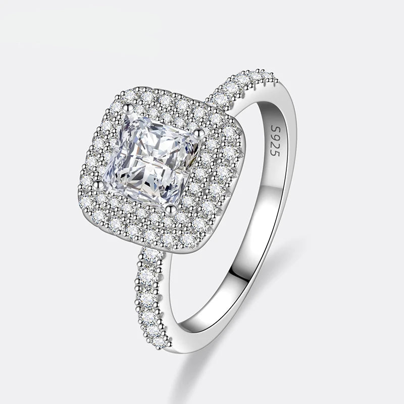 Anel Feminino em Prata 925 com Moissanite Corte Princesa 1CT, Luxo Moderno e Brilho Incomparável