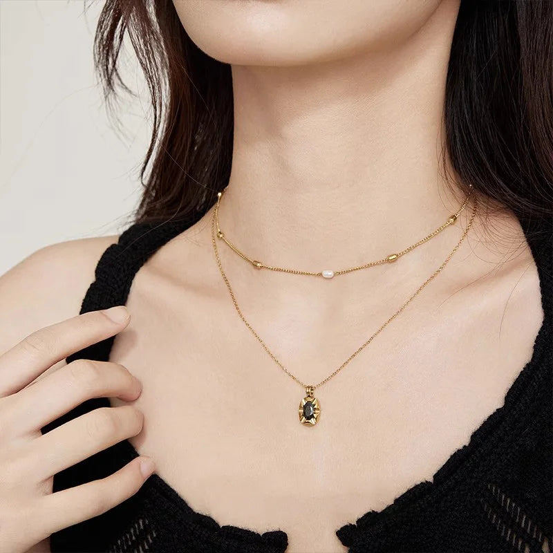Colar Gargantilha com Corações Empilhados em Aço Inoxidável Dourado, Minimalismo e Elegância Feminina