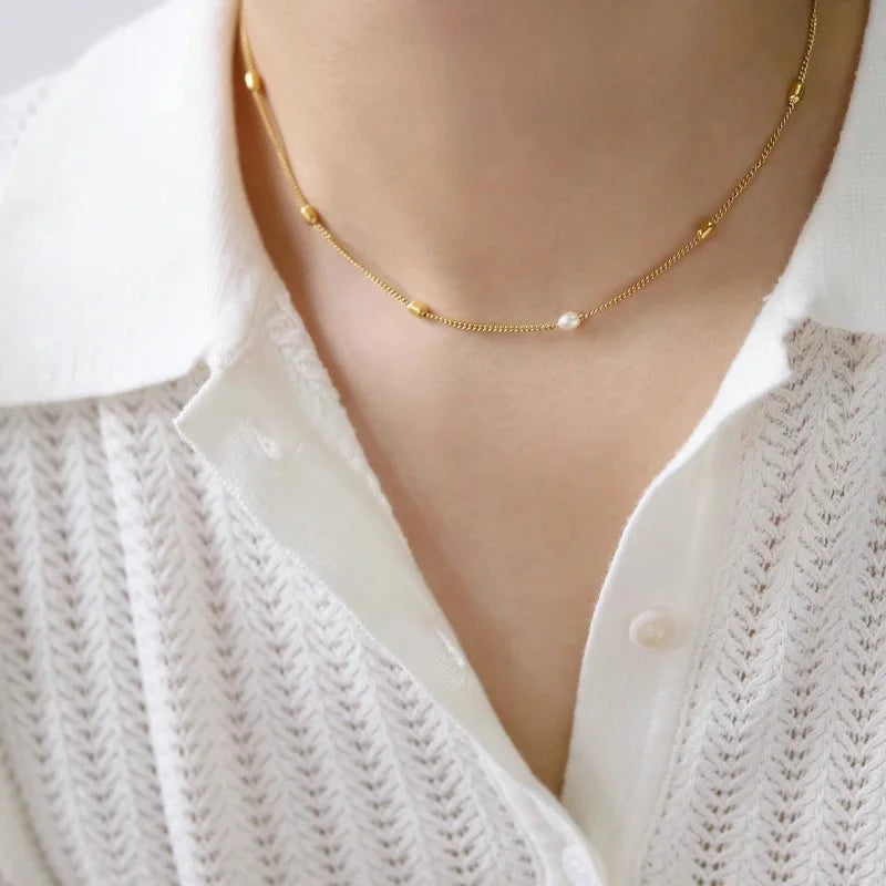 Colar Gargantilha com Corações Empilhados em Aço Inoxidável Dourado, Minimalismo e Elegância Feminina