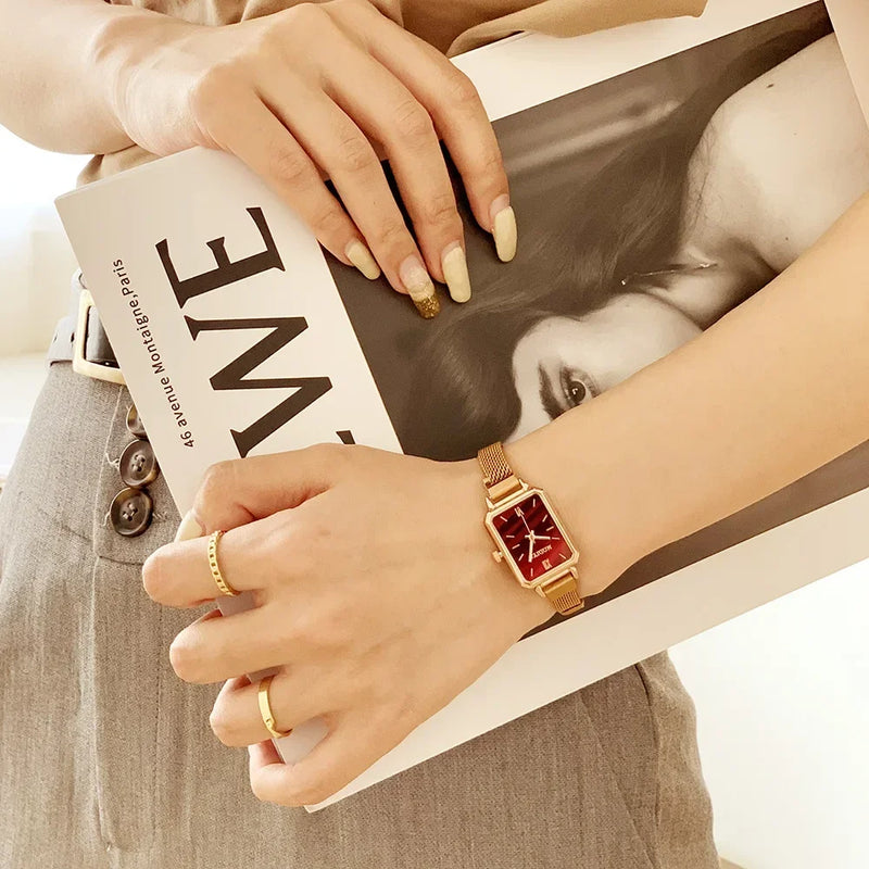 Relógio Feminino Retangular Luxo com Pulseira Magnética em Aço Inox, Mostrador Verde com Detalhes em Rosa Ouro