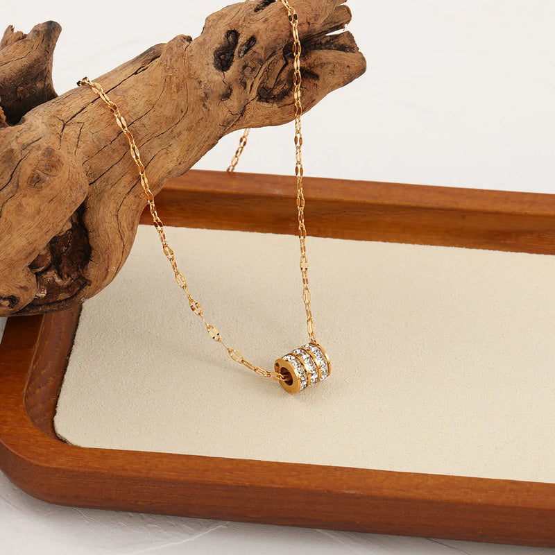 Colar Gargantilha com Corações Empilhados em Aço Inoxidável Dourado, Minimalismo e Elegância Feminina