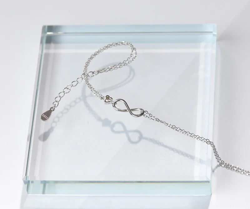 Pulseira Feminina em Prata 925 com Borboletas Cravejadas, Design Romântico e Ajustável para Datas Especiais
