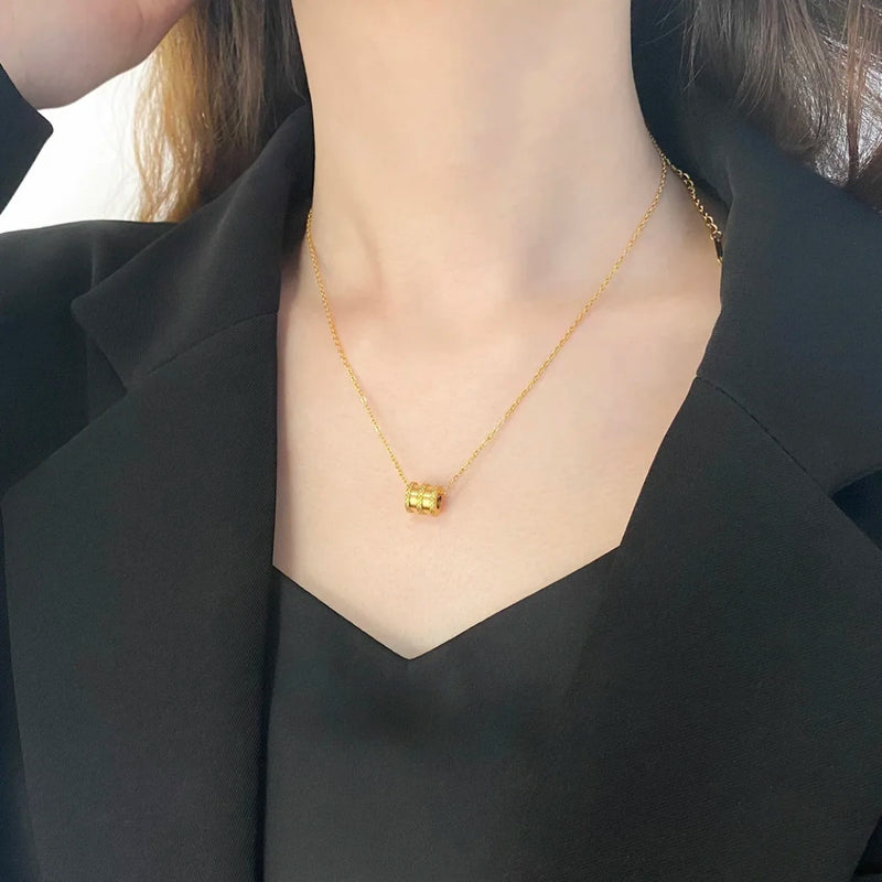 Colar Gargantilha com Corações Empilhados em Aço Inoxidável Dourado, Minimalismo e Elegância Feminina