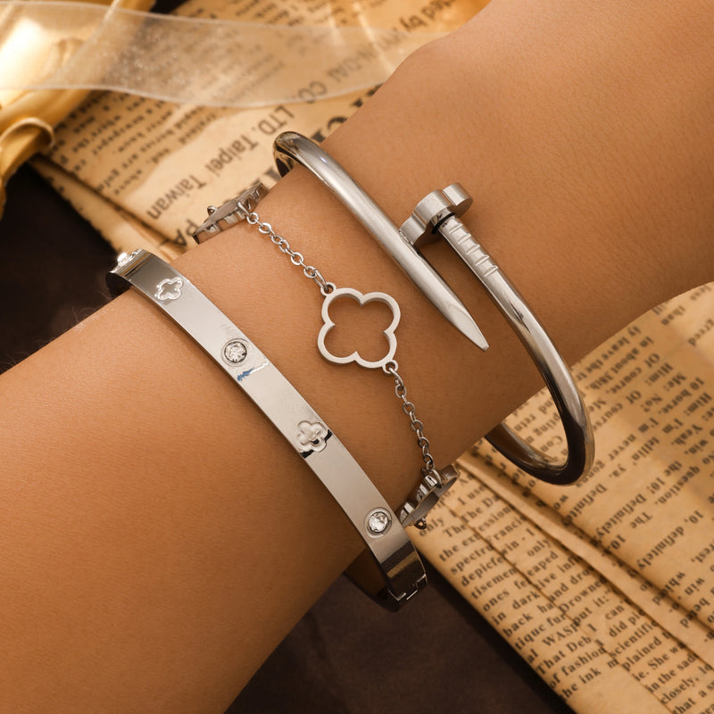 Conjunto com 2 Pulseiras Femininas em Aço Inoxidável Dourado, Design Lucky Clover com Detalhes em Cristal