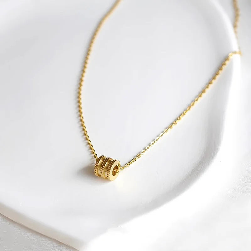 Colar Gargantilha com Corações Empilhados em Aço Inoxidável Dourado, Minimalismo e Elegância Feminina