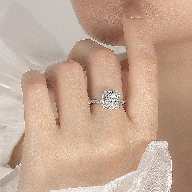Anel Feminino em Prata 925 com Moissanite Corte Princesa 1CT, Luxo Moderno e Brilho Incomparável
